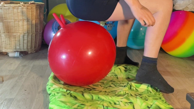 BeachBallsDuo: Melantun pada bola hopperball merah - Bukan Pop 