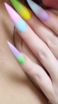 Colorida puta chupa e fode seu brinquedo até o orgasmo