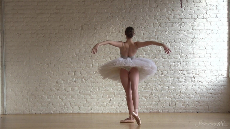 Stunning18: Ballerina Exercising