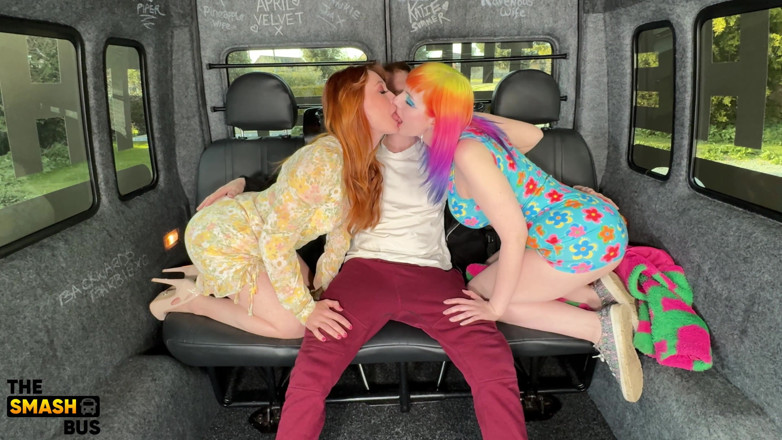 Smash bus: Lily Kink Vahşi Bir Otobüs Yolculuğu Için Eş Değiştiren Bir Çifti...