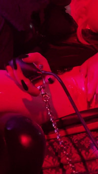 Guma a Ava Fetishart dávají perverzní latexové footjob, část 2