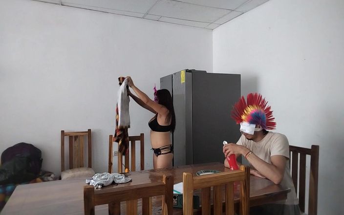 NEGRITA SEXY: Hushållerska remsor nakna framför den blinda chefen medan du äter hemma