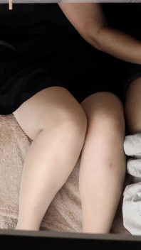 Manos traviesas juegan con el pene debajo de la mesa