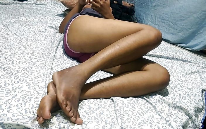 POV Web Series: スリムでセクシーな十代の女の子は、彼女の恋人が彼女の上にヌードに来ている間、裸で横たわっています