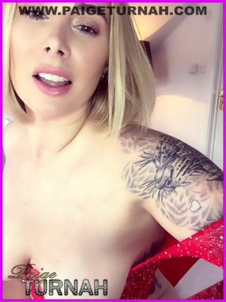 Paige Turnah: Regarde-moi utiliser mon gode pour baiser ma petite chatte étroite