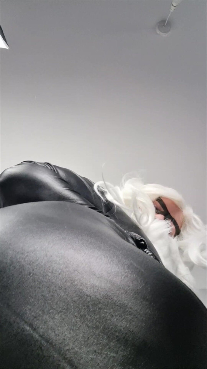 Julie Bliss: Julie Bliss si cewek raksasa kulit hitam lagi asik merangkak...