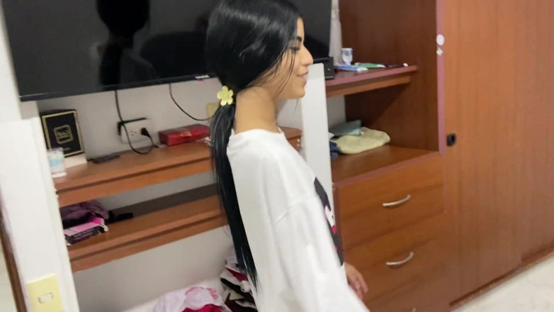 Chorran: Adik tiriku yang lagi sange ngeliat aku nelpon sambil ngegodain...