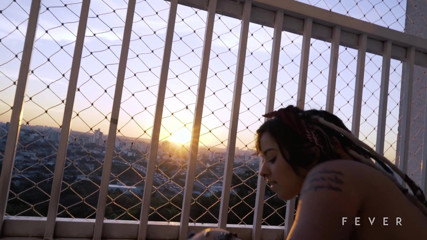 Fever Films: Brunette op balkon speelt met haar poesje, zodat buren kunnen...
