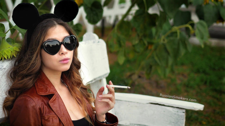 Russian Smokers: Sensuale angelo russo che fuma sigaretta alla luce del sole