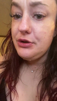 女神啪并吞下一个大的茶叶