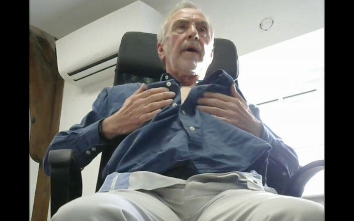 Silver Fox Sex: Pertunjukan kamera web di tempat kerja