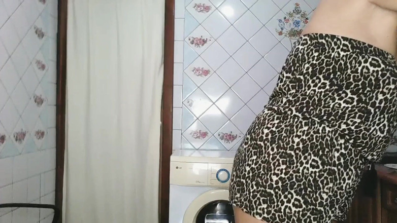 Lukerya: Strip-tease torride dans la cuisine