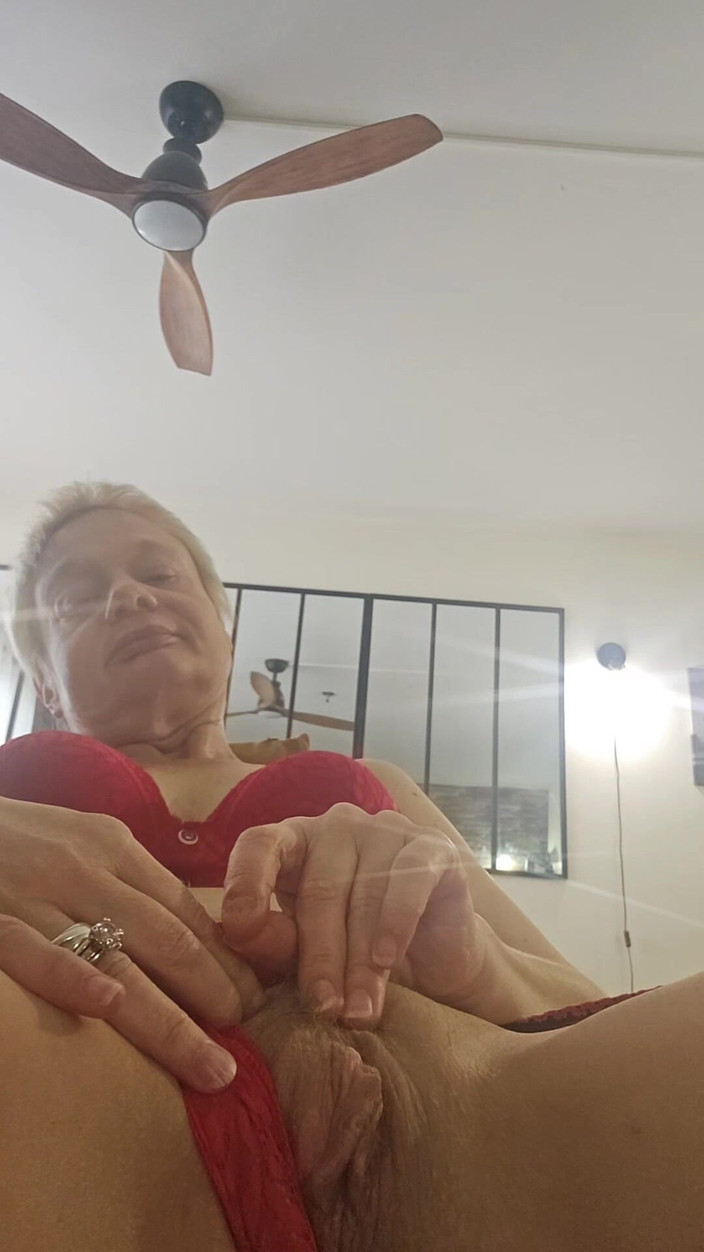 Sofy13: 我玩我湿漉漉的小 POV 你加入我