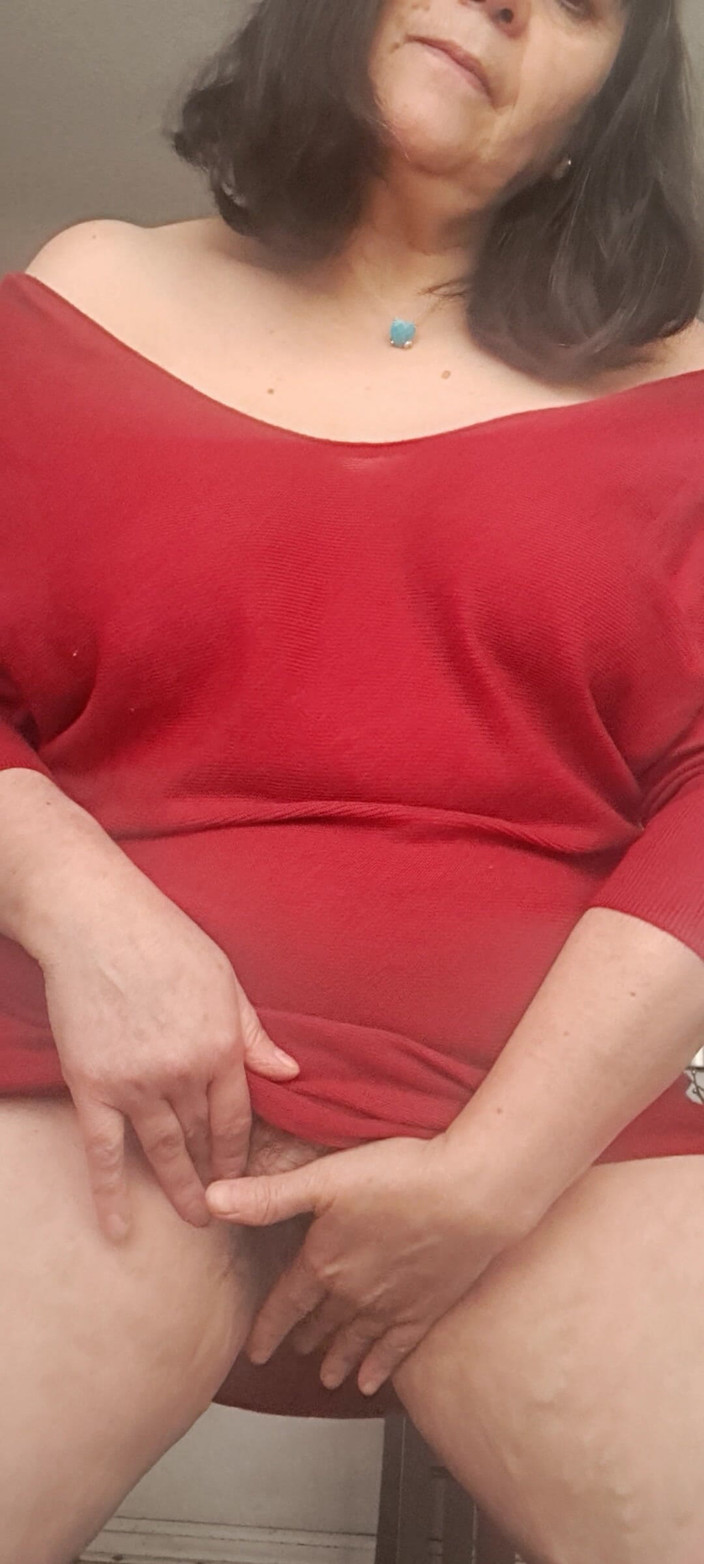 Mommy big hairy pussy: Wil je de harige mulf zien rijpen?