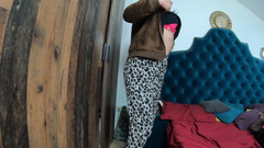 MilfyCalla: Tachinare twerk în costum de casă - Cur mare tremurător și fără chiloți...