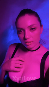 Xyulove Pose Mignonne Devant La Caméra Et Donne Un Doux Baiser À Tous Ses Abonnés