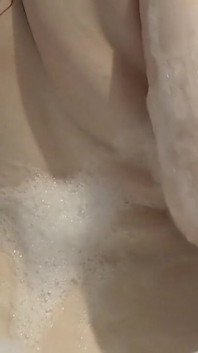 Esperando una polla grande y dura conmigo en el baño