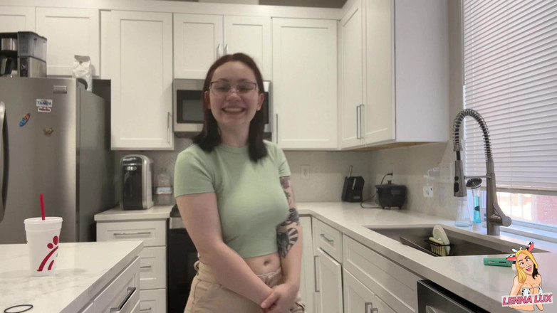 Lenna Lux: Servitoarea te-a prins uitându-te