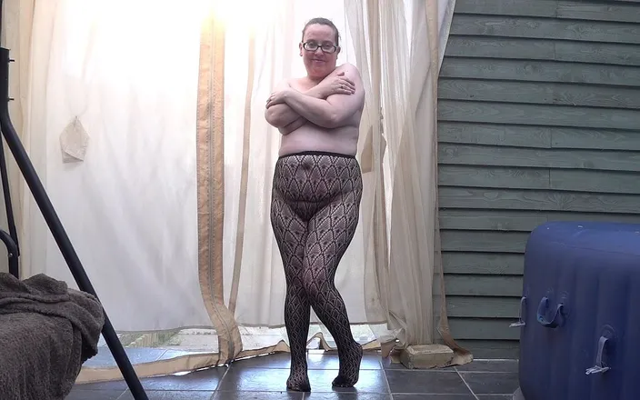 Littlevixen: MILF in Diamond pattern black pantyhose