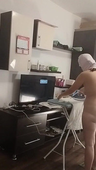 Bruna Sexy Che Fa Le Faccende Nude in Giro per La Casa.