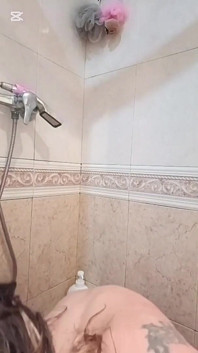 Un sedere bianco e un seno pieni sotto la doccia che ricevono il dildo xxl