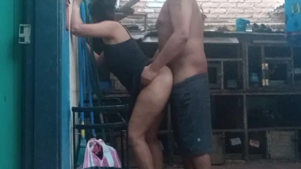 भारतीय सौतेली मम्मी कपड़े धो रही थी, मैं उसकी स्वादिष्ट गांड को नहीं देख सकता था और मैंने चुपके से उसे चोदा
