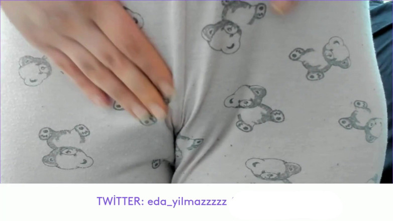 bigass_sexy_bigboobs: PAJAMA SI MASTURBA- STROFINANDO LA FIGA CON IL PIGIAMA