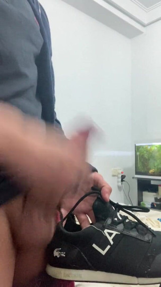 Babywhite99: Video fetish sepatu untuk temanku ;)