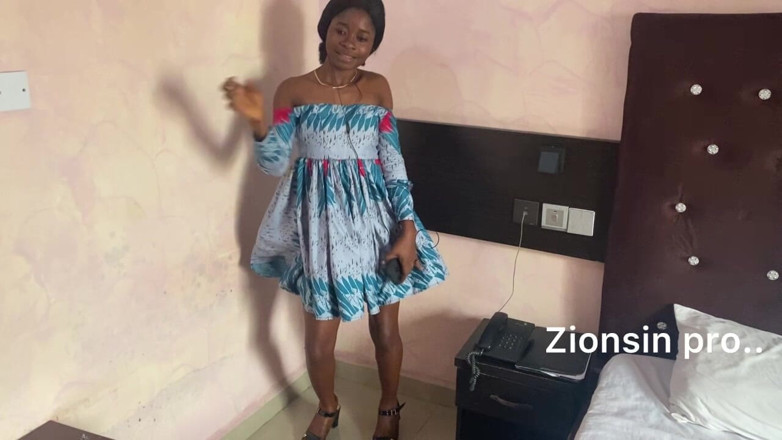 Zion: Spogliarello Ragazza Ebano Nera