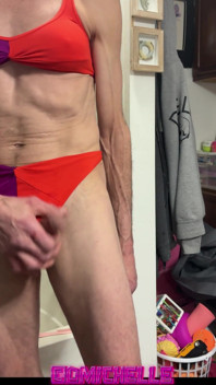Crossdresser Cdmichelle purtând bikini roz luat de la Thrif Store