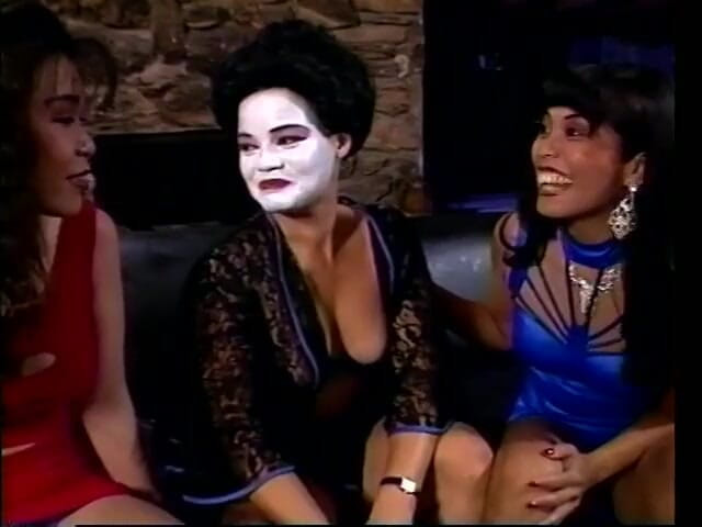 Girl on Girl: Three Sexy Ass Honeys in Threesome Pussy Sucking on Sofa