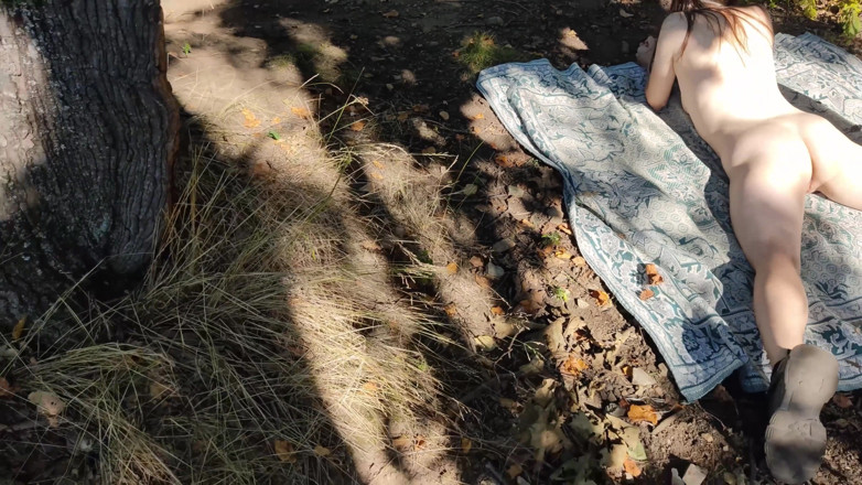 MissPopa: Sono venuto nella foresta per sdraiarmi nudo