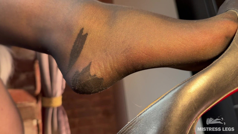 Mistress Legs: Ignorováno, Zatímco můj Louboutin se nad vámi roztáčí: Už čeká na čirost...