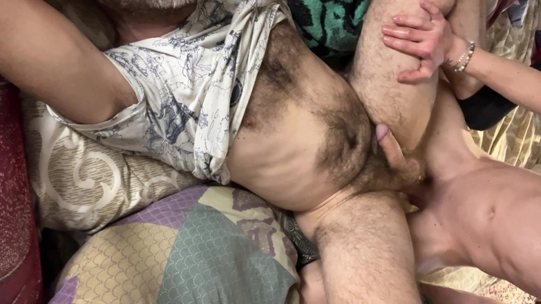 MaxHotty: Padre maduro y peludo corriéndose sobre su
