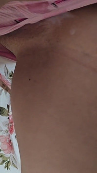 Omg!! On la voit presque quand elle attrape la bite d’un inconnu dans un métro plein à craquer