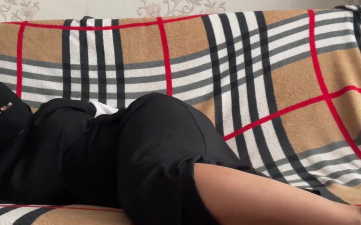 Lux Eva: Une Arabe syrienne en hijab aime caresser sa chatte mouillée...