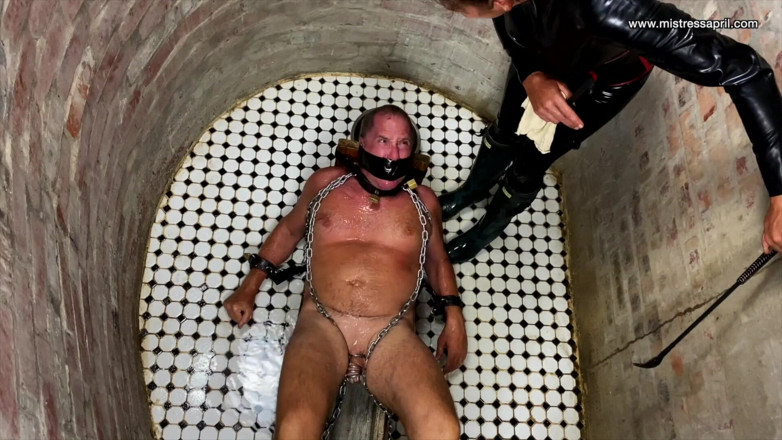 Mistress April: Dominatrix April - waterboarding - captura 2