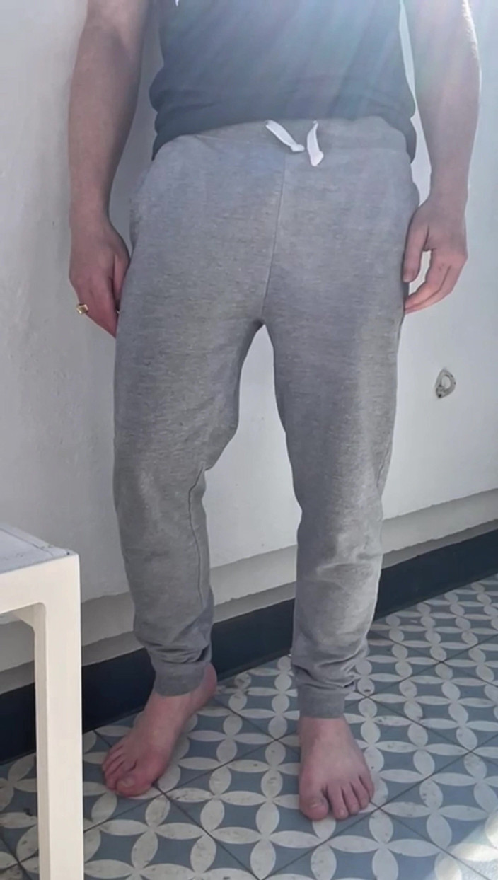 AmateurBoysPissing: Doğruluk mu Cesaret mi: Gri Koşu Pantolonuma İşemek Zorunda Kaldım