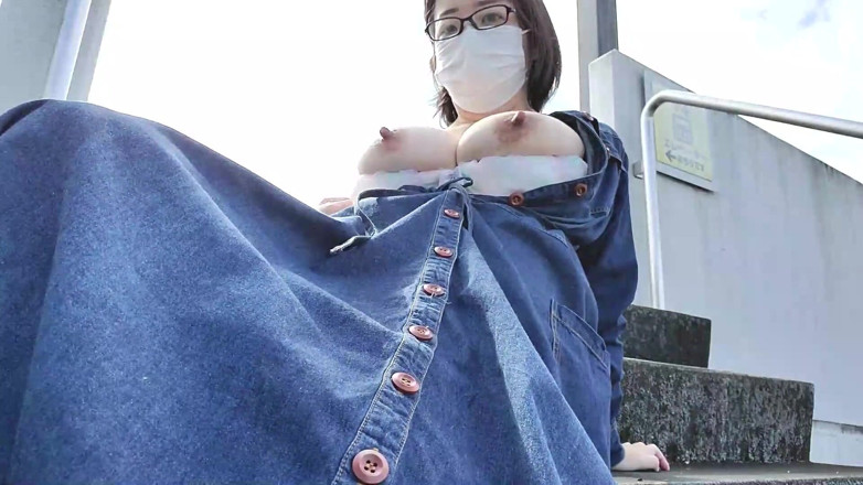 aika: 人妻が野外オナニーで興奮