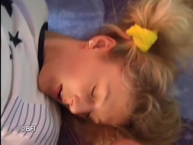 Horny Teenies: Double penetration in the room