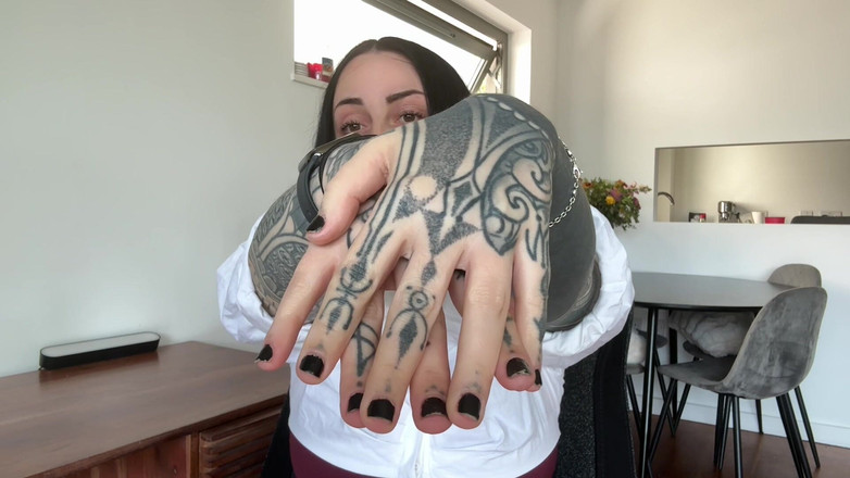 Miss Valentina: Feticismo della mano joI