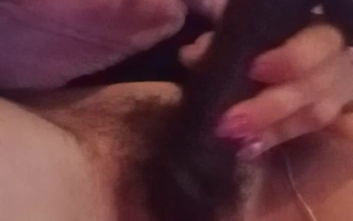 Super hairy milf: Masturbare cu vibrator negru realist