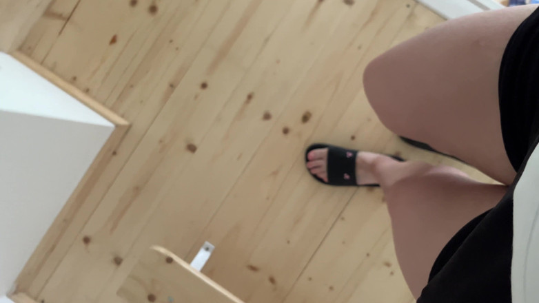 Feet: ビーチサンダルを履いて裸足でアパートを歩く