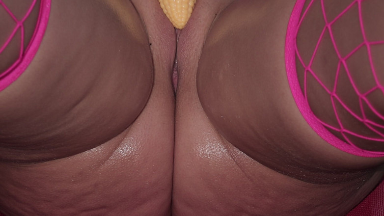 Ferrero: Melena Maria Rya si na venkově honí hračkami v podobě...