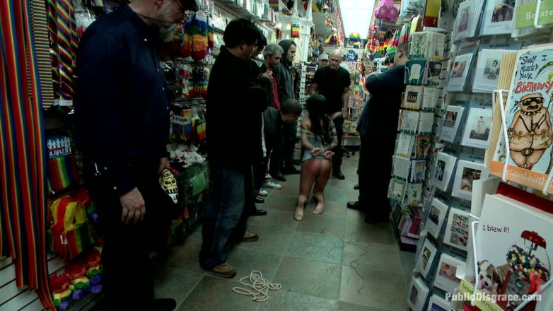 Public Disgrace by Kink: Moje holka lízátko!