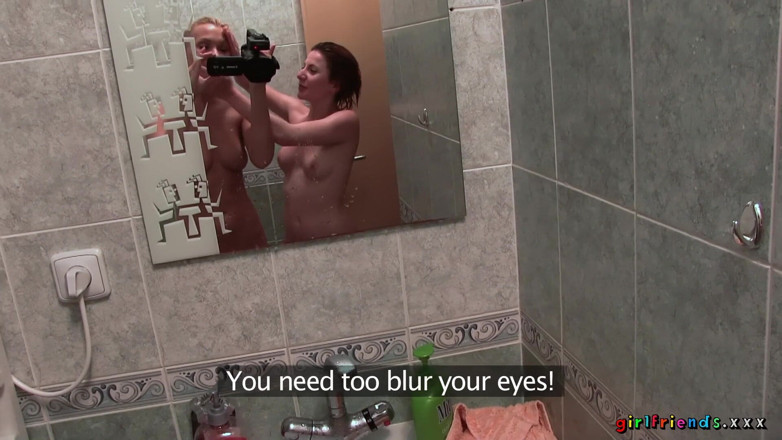 Girlfriends XXX: Girlfriends XXX - deux filles sexy se doigtent sous la douche