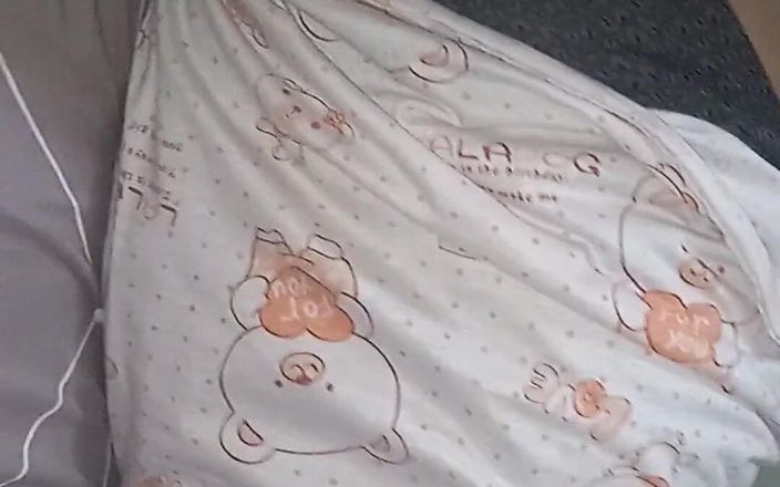 E-Alfa: 足を開く恥ずかしがり屋の女の子