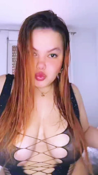 Bini yang tidak setia melakukan striptis dan melancap dalam panggilan video dengan jirannya