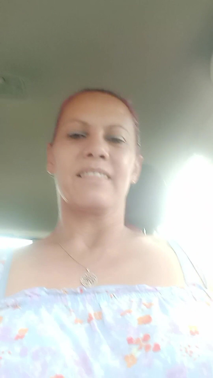 Exotic Tracy: सार्वजनिक रूप से बड़े स्तन दिखाना