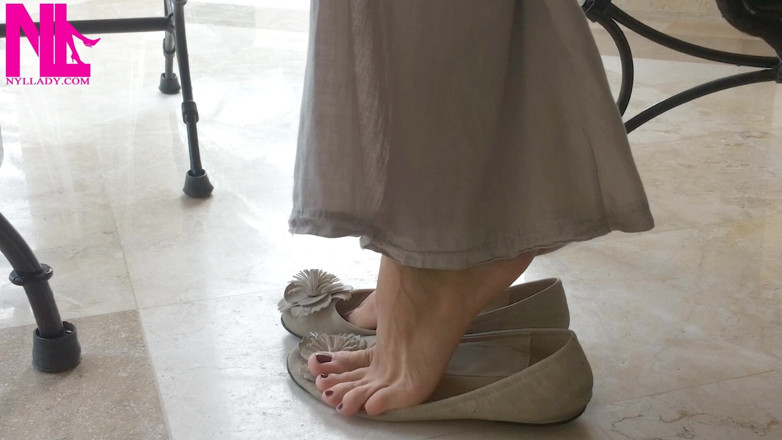 Nyllady: Ballet Flats Shoeplaying on Barefoot